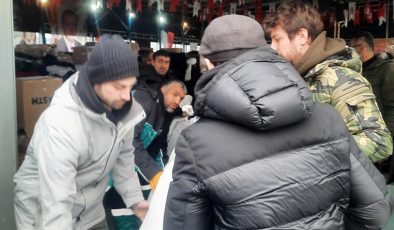 Ünlü dizi oyuncuları Beyoğlu’ndaki deprem yardım çalışmalarına katıldı