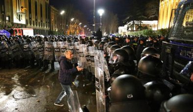 Gürcistan’da meclise sunulan ‘yabancı ajan yasa tasarısı’ protesto edildi; polisle eylemcileri tazyikli suyla dağıttı